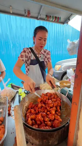 អតីតពលករនៅប្រទេសកូរ៉េ ត្រលប់មកស្រុកកំណើតវិញ តស៊ូបើកលក់ម្ហូបអាហារកូរ៉េនៅតាមរទេះ លក់ដាច់មែនទែន 🏜 ហាង: ថាកកាងចង មាន់បំពងកូរ៉េ 🕒 បេីកពីម៉ោង​ 4ល្ងាចទៅ 📱 លេខទូរស័ព្ទ: 098 789 667 🎯 ទីតាំង: មាត់ស្ទឹងតាខ្មៅ ទល់មុខច្រកលក់ឪឡឹក #koreanfood #derdaily #food #streetfood 