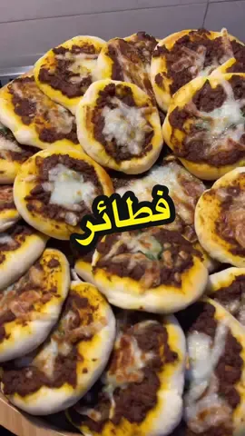 ⁨	وصفة الفطائر🍕 عجينة فطائر 🥟 المكونات:  • 4 كوب طحين (منخول)🌾  • 1 كوب حليب سائل دافئ🥛 (مو حار حتى لا يقتل الخميرة)  • 1 ملعقة كبيرة خميرة فورية  • 1 ملعقة كبيرة سكر🍬  • 1 بيضة كاملة🥚  • 3 ملاعق كبيرة زيت نباتي🌻  • 1 ملعقة صغيرة ملح 🧂   • اختياري: 2 ملعقة حليب بودرة (تعطي نكهة وطراوة إضافية) ⸻ الطريقة:  1. في كوب أو وعاء 🥣 صغير، اخلط:  • كوب الحليب الدافئ 🥛 + الخميرة + السكر  • غطّها واتركها 10 دقائق لحد ما تصير رغوة فوق (يعني الخميرة فعّالة ✅).  2. في وعاء كبير، حط الطحين 🌾+ الملح 🧂 .  3. أضف البيضة 🥚 والزيت🌻بعدها صب خليط الخميرة والحليب🥛.  4. اعجن 8–10 دقائق مع اضافة ماء دافئ 💧 نسبة بسيطة إلى أن تصير ناعمة وطرية وما تلزك.  5. غطّها ودعها تختمر 45–60 دقيقة بمكان دافئ.  6-من تجهز نكورها ونغطيها ونخليها عشر دقائق ونستخدمها. _________ للحشوة: •لحم مفروم 🥩 وبصل 🧅 مقطع ناعم وفص ثوم 🧄 ورشة كركم ونخليها تطلع الماي منها لحد ما تنشف. •نضيف بهارات (مشاوي، مشكلة، كاري) او اي نوع طيب اختياري . •مكعب مرق دجاج 🐔 او لحم عادي. •ملعقة كبيرة معجون طماطم 🥫 ونحمسه زين ونضيف ماي يغطي ونخلي ينطبخ ويبقا نسبة بسيطة من ماي. •نضيف كرفس مفروم + كتشب + ملعقتين زبادي وحمسة خفيفة واخر شي عصرة ليمون وجهزت الحشوة للاستخدام✅. ___ للشوي نشويهم من تحت اول شي بس يتحمرون نشغل الفوق علمود تستوي الجبنة. والف عافية عليكم🩵✨ . . . . . . . . . . . #فطائر #عشاء_سهل #جامعة_الكوفة #العراق #النجف ⁩