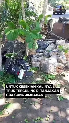 LAGI LAGI TERJADI, Lakalantas Truk mengangkut material diduga tidak kuat menanjak, mundur terguling dan menghantam sepeda motor yang melintas di Tanjakan Pura Goa Gong Jimbaran.  Tidak ada korban jiwa dalam kejadian ini. Bagi pengendara selalu berhati hati dan taati peraturan lalu lintas. Senin, (13/10) Sumber WAG Via @kutaselatan.news #goagong  #Infobaliviral #badung #bali 