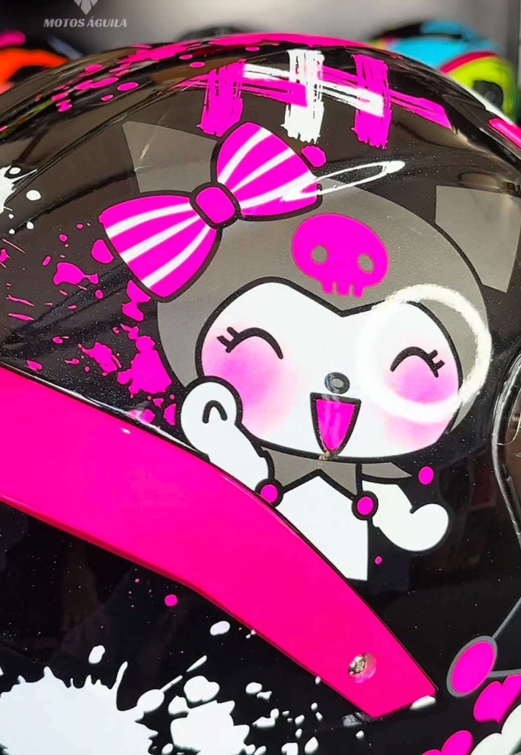 💖✨ ¡Protege tu lado más cute sin perder el estilo! 😎💋 Este es el casco abatible SOMAN edición KUROMI, donde la ternura se mezcla con la potencia de tu moto 🏍️💨 🖤 Diseño exclusivo de Kuromi con detalles rosas y blancos 💗 🫶 Doble visor: interno negro / externo transparente ✅ Certificaciones DOT y ECE 😌 Interior hipoalergénico y super cómodo 💥 En PROMO: de S/379 a S/349 📲 Escríbenos al 966 072 410 🚚 Envíos a todo el Perú 🇵🇪 #CascoKuromi #CascoSoman #MoterasPeru #HelloKittyVibes #CascoCute     