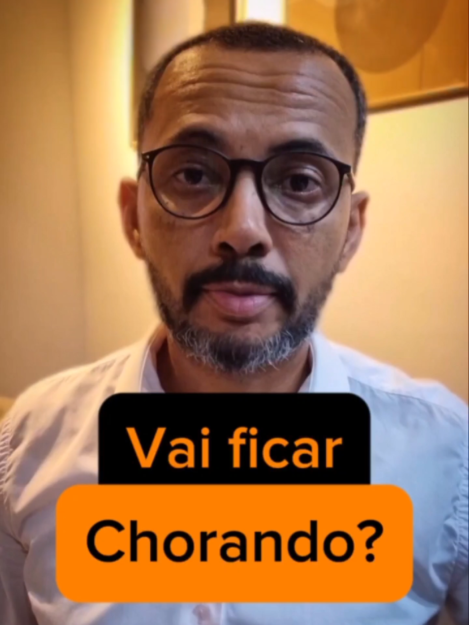 Você está vivendo ou apenas revivendo o passado no replay? Você olha pra trás e sente que podia ter feito diferente… Mais presente com os filhos. Mais leve no casamento. Mais ousada no trabalho. A culpa bate, a dor pesa. Mas deixa eu te dizer uma coisa com amor e verdade: o passado explica, mas é o futuro que transforma. A vida só começa a mudar quando você para de olhar pro retrovisor e decide avançar. 💬 Me conta: Você está pronta pra recomeçar ou ainda tá parada onde se machucou? #creatorsearchinsights #RecomeçarÉPossível #MulheresQueSeCuram #EscolhaAvançar #curaemocional 