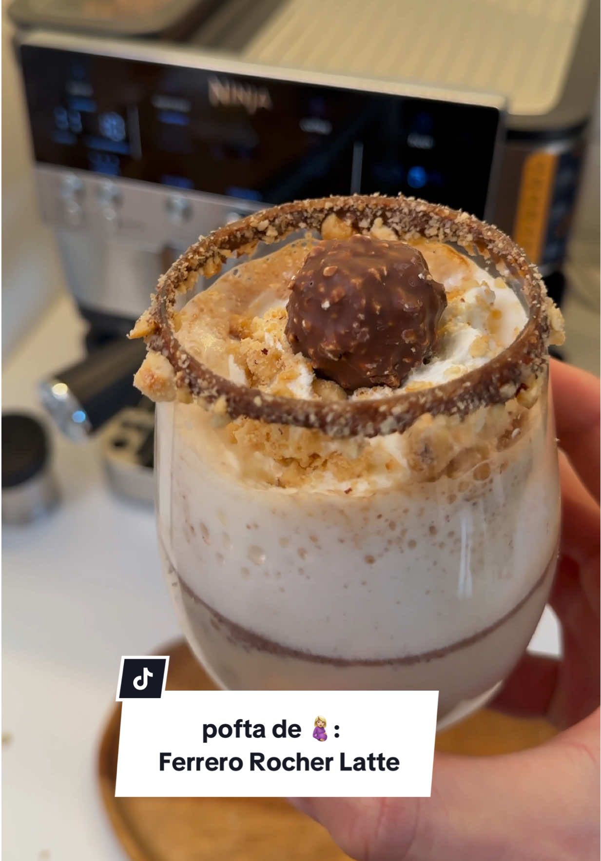 Pofta de azi: Ferrero Rocher Latte ☕️🌰🥜🍁 Ai nevoie de: alune de padure, bomboane Ferrero Rocher si un espressor Luxe Cafe Pro de la @Ninja Kitchen Romania . Foloseste codul “RENCHRIS15” pentru -15% off la orice comanda de pe ninja.ro 🔥   Happy wife, happy life! 🤭 (gifted)