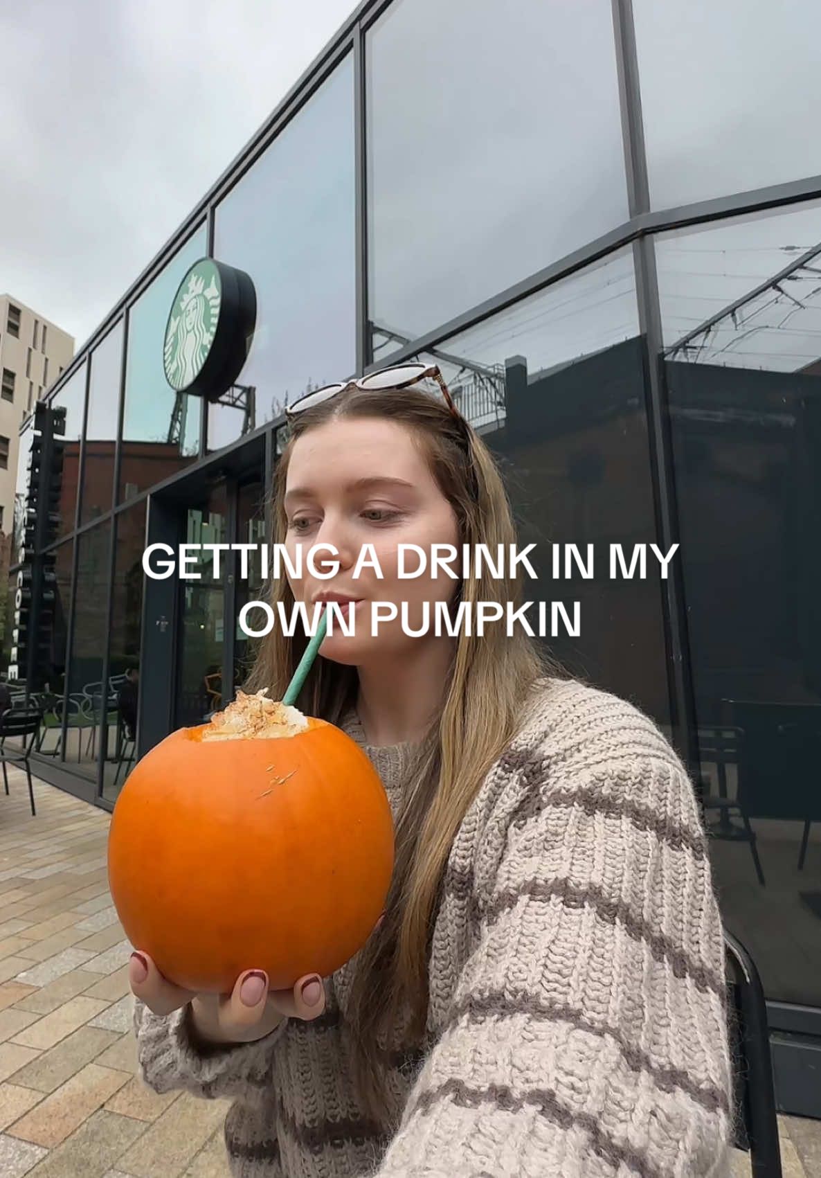 what my monday afternoons look like as a content creator 😭 #starbuckstrend #pumpinkseason #pumpkinspicelatte #starbucksorder #starbucksdrivethru #drinkinapumpkin #autumntrends #icedlatte #pslseason 