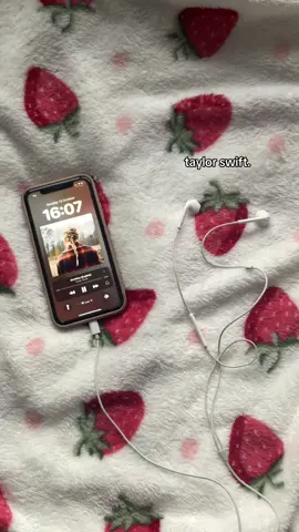 ignore how shaky my hands are and my broken screen tehe #taylorswift #taylornation #swifttok #fyp #xyzabc 