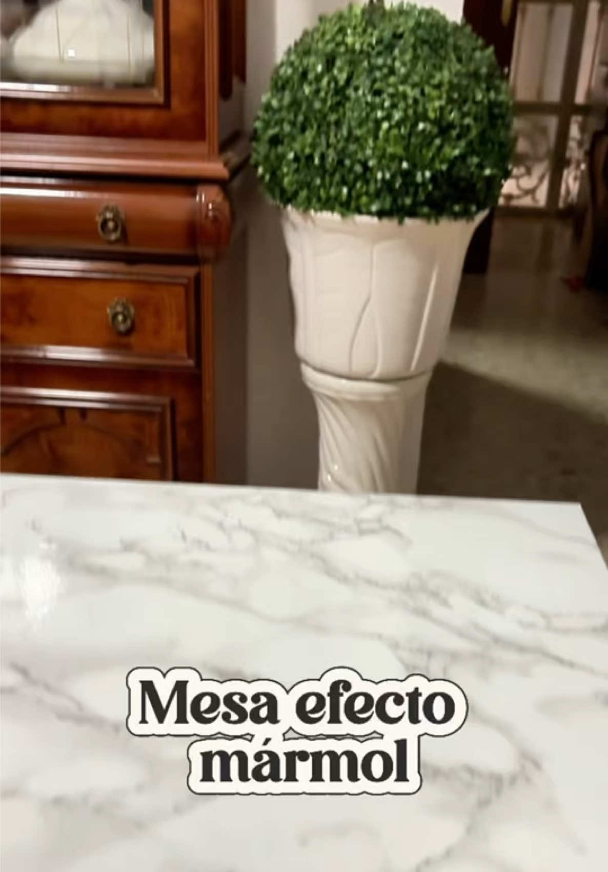 ✨🪄 De mesa simple a efecto mármol 🪄✨ Le he dado una segunda vida a esta mesa usando papel adhesivo efecto mármol 🤍 y ha quedado espectacular 😍 Fácil, rápido y sin gastar mucho dinero 💸 Ideal para renovar cualquier rincón de casa 🏠 Os dejo el enlace por si queréis probarlo también 🛒👇 #DecoracionLowCost #DIYHogar #EfectoMarmol #IdeasDeDecoracion #HomeTikTok 