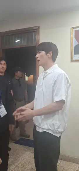sedekat ini loh bang #jichangwook 😀😁 nemenin yeobo syuting 😘🤭
