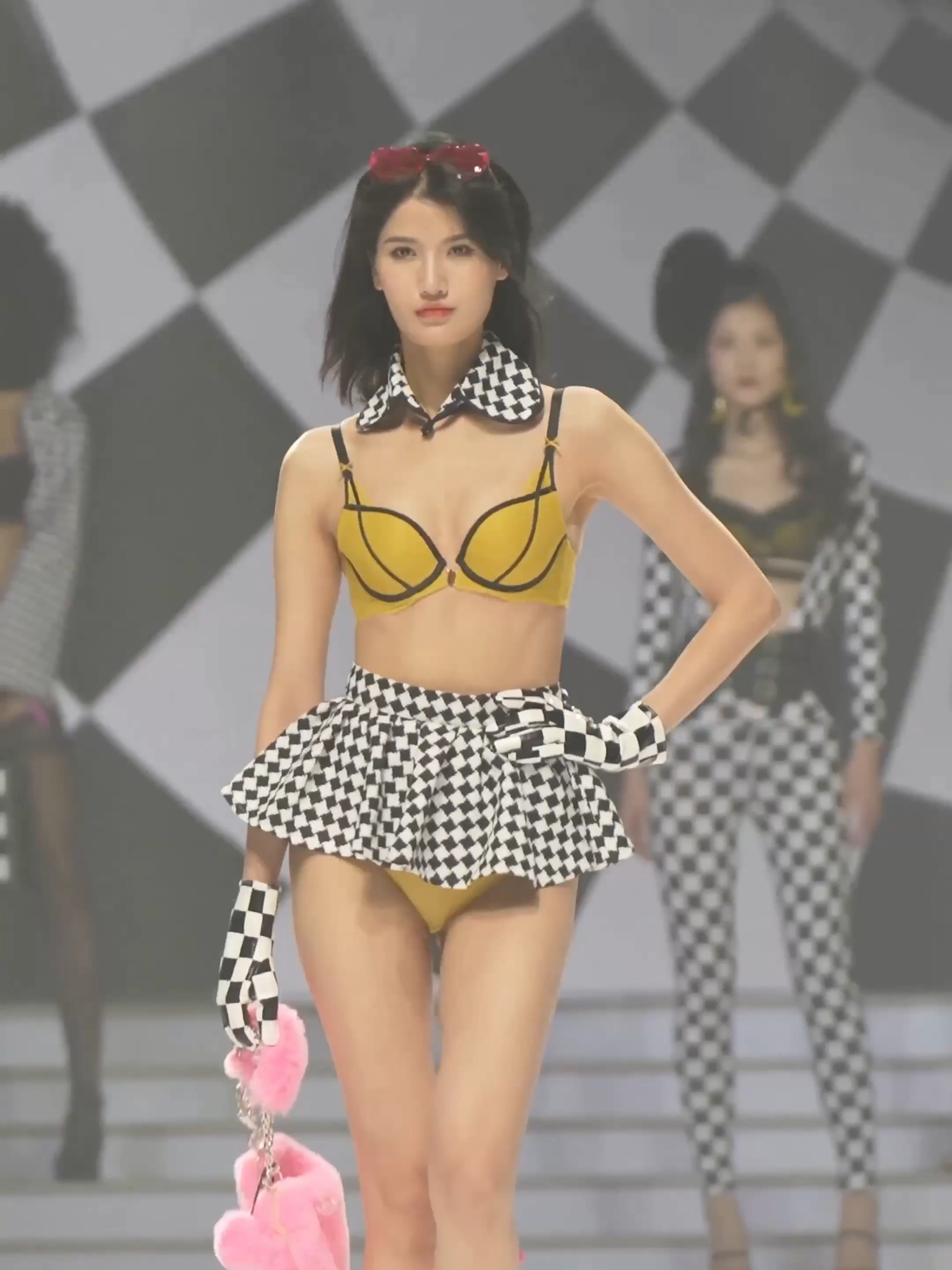 405#4K #catwalkmodel #fashion #beautifulgirl #models #Runway #modelswalk #underwear #内衣 #走秀 #runwaymodels