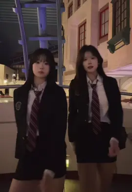 10/8 롯데월드에서 우리 본 사람 @슝  #11 #10 #롯데월드 #교복 #추천안뜨면삐짐 