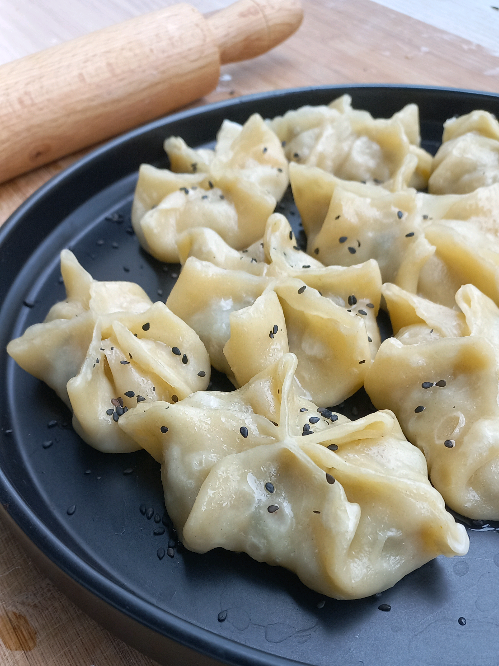 Манты с тыквой Ингредиенты: 1. Тыква - 800 г. (уже очищенная) 2. Лук репчатый - 200 г. 3. Куриное филе - 350 г. (можно взять любое другое мясо, но мне в последнее время нравится такая облегченная версия начинки) 4. Зелёный лук и кинза - большой пучок 5. Чеснок - 3 зуб. 6. Черный перец и зира - по 1 ч.л. 7. Красный острый перец и кориандр - по 1/2 ч.л. 8. Соль Для теста на такое количество начинки: 1. Мука пшеничная - 800 г. 2. Соль - 2 ч.л. 3. Растительное масло - 2 ст.л. 4. Вода - 360 мл. Приятного просмотра и приятного аппетита! #манты #тыква #мантыстыквой #мантыскурицей #домашняяеда 