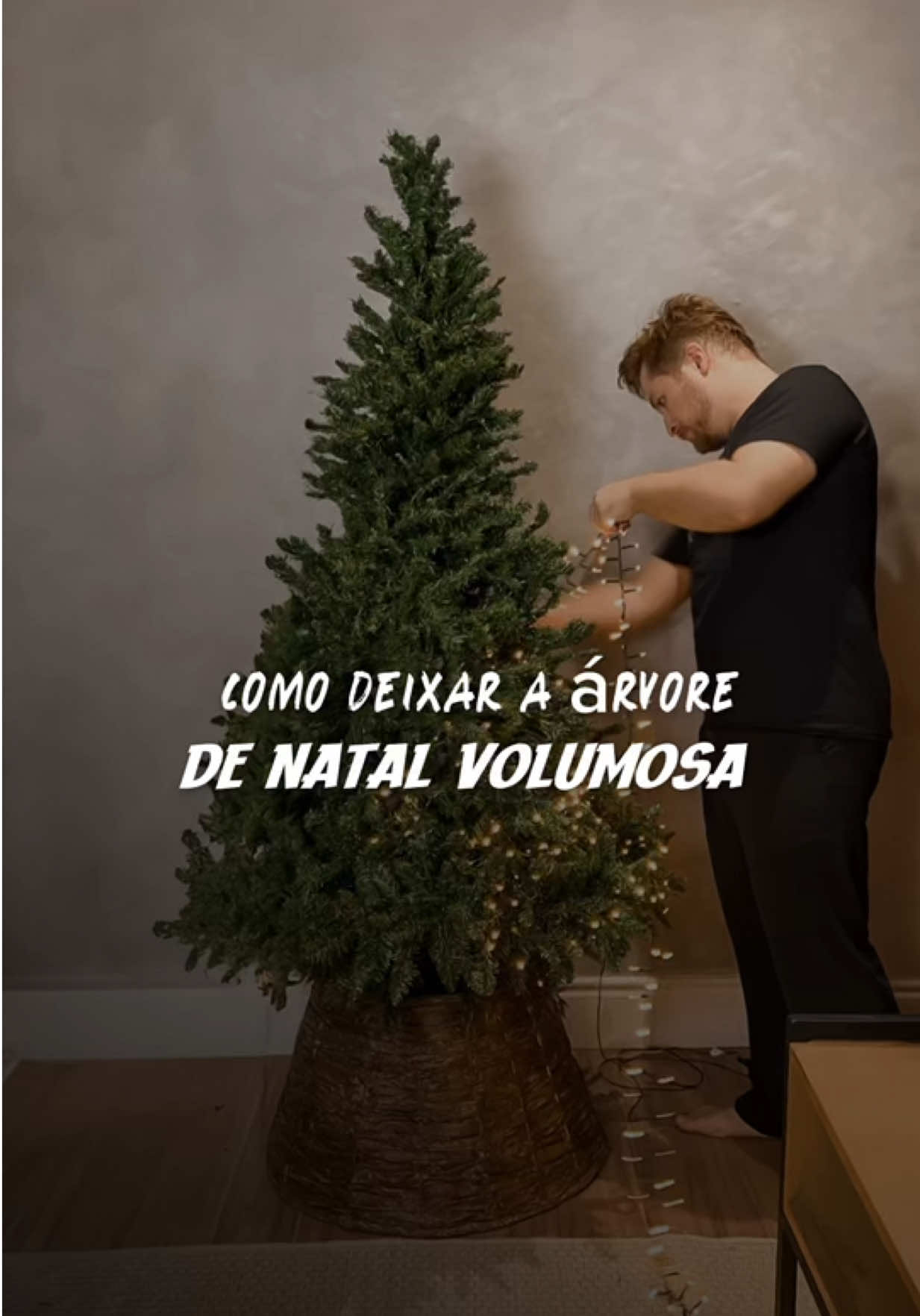 COMO DEIXAR A ÁRVORE DE NATAL VOLUMOSA 🎄 Quer transformar sua árvore de Natal e deixá-la cheia e com muitos galhos? Com alguns truques fáceis, ela pode ficar digna de uma árvore de shopping! Vem ver essas dicas que deixam até a árvore mais simples com um visual incrível! Quem vai testar? . . . #dicasdenatal #ChristmasDecor #ChristmasTree #DeckTheHalls #MerryAndBright   