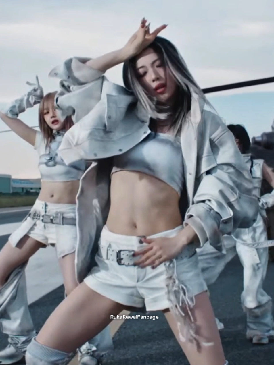 She is the main character🥵 RUKA babymonster Exclusive Performance WE GO UP. She is amazing! ruka oreo hair grey  _ RUKA BABYMONSTER WE GO UP DANCE EXCLUSIVE PERFORMANCE VIDEO Babymonster main dancer ruka dance we go up #RUKA #BABYMONSTER #루카 #베이비몬스터 KAWAIRUKA 베이비몬스터 루카, ルカ, 河井瑠花