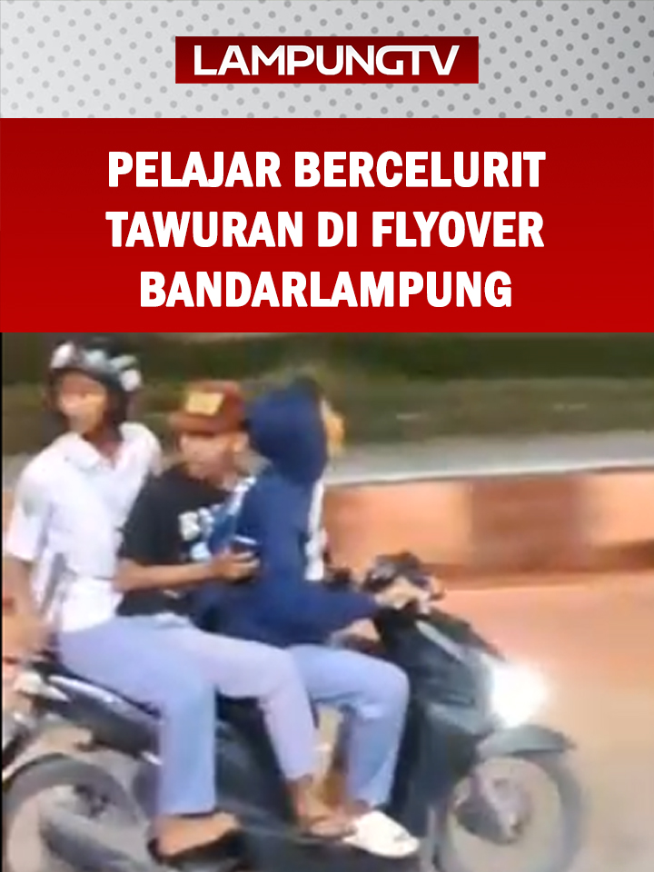 BANDARLAMPUNG (13/10/2025) – Dua kelompok pelajar SMA bersenjata parang dan celurit panjang tawuran di bawah Flyover Kalibalok, Jalan Soekarno Hatta, Sukabumi, Bandarlampung, Senin malam 13 Oktober 2025 pukul 19.00 WIB. Seperti terekam video amatir berdurasi 55 detik, dua kelompok berseragam putih abu-abu awalnya saling serang menggunakan petasan. Satu kelompok datang dari arah Rajabasa dan lawannya muncul dari arah Panjang, Bandarlampung. Mereka sama-sama konvoi sepeda motor dengan berboncengan dua hingga tiga orang. Dua kelompok saling memprovokasi hingga nyaris terjadi bentrok terbuka. Arus kendaraan sempat macet beberapa menit. Di tengah ketegangan itu muncul patroli Polsek Sukarame. Seketika itu para pelajar kocar-kacir. Kelompok arah panjang tancap gas menuju Jalan Pangeran Antasari dan lawannya kabur menuju Jalan Tirtayasa, Sukabumi, dan kembali ke Panjang. Beberapa pelajar tampak menenteng parang dan celurit panjang. Kesaksian juru parkir Sutarji, dua kelompok pelajar SMA tiba-tiba saling kejar sambil berteriak-teriak setelah perang petasan. Warga sekitar sempat panik. Namun, mereka dibubarkan polisi sebelum jatuh korban. @lampungtelevisi.com