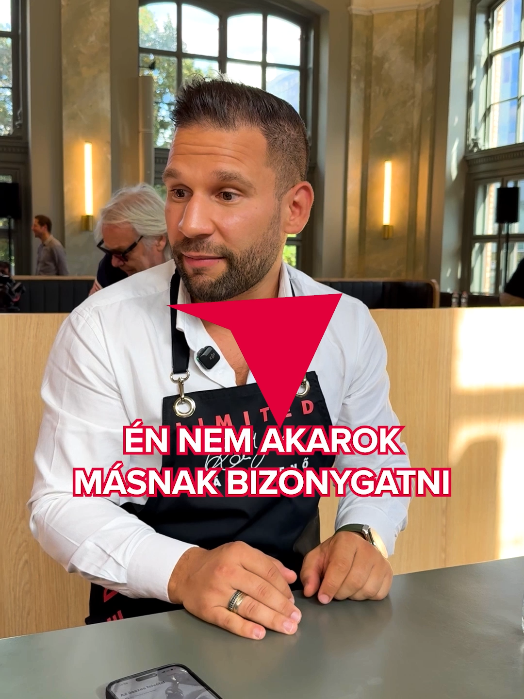 Betámadták Rácz Jenőt az öltözködése miatt  Jenő nemrég egy háromszázezer forintos, Valentino sportcsukát vett fel az elegáns szettjéhez. Erről posztolt is a neten. A kommentelők pedig azonnal gúnyolni kezdték, mondván a séf megvehet bármit, de stílust sajnos nem vehet hozzá.  #bors #ráczjenő #séf #cipő #divat #valentino