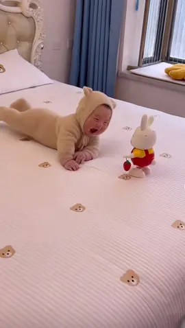 Mẹ bị fomo nhưng đổi lại em bé của mẹ vui 🤭❤️❤️ #xuhuong #viral #embe #embedangyeu #dochoichobe 