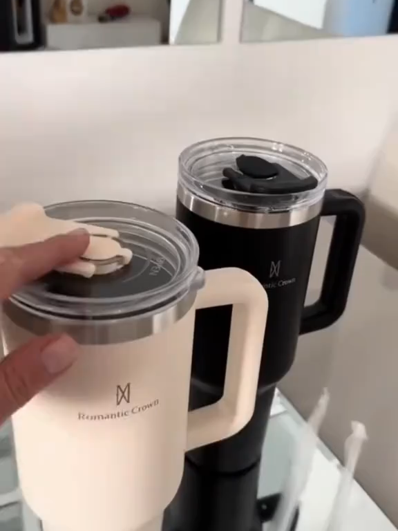 1.2 Litros de hidratação e estilo! 💦👑 O Copo Térmico ROMANTIC CROWN é o gigante que mantém sua bebida gelada (ou quente) por horas. Inox, com tampa e canudo para máxima praticidade. 🛒 Compre agora 👉 https://s.shopee.com.br/1g9xsgUoAf ⚠️ Promoção sujeita à alteração de preço e estoque do site