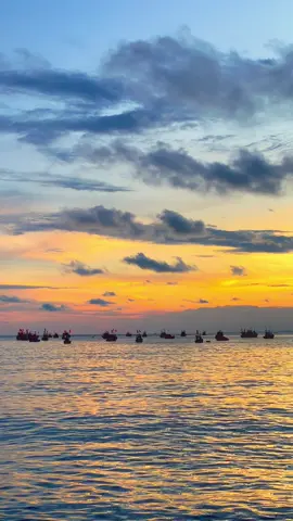 “Em lo mình sẽ mù quáng, vậy cũng phải thôi. Khi yêu ta đã ngây dại rồi…” #muine #phanthiet #bien #hoanghon #sunset 