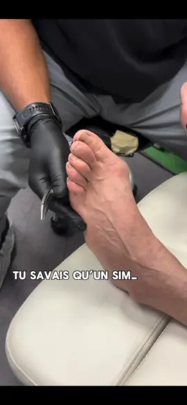 🌿 Nouvelle méthode exclusive Antidote Sport Orthopédie 🌿 💡 Hallux valgus – la révolution du tape rééducatif 💡 Fini les contentions rigides et coûteuses ! J’ai développé une méthode de mise en place de tape simple, économique, écologique et surtout rééducative 💪 👉 Elle s’adresse aussi bien aux formes débutantes qu’aux hallux valgus sévères, avec un objectif clair : rééduquer le pied dans le temps, et non simplement le contraindre. 🩹 Grâce à un positionnement précis du tape (inspiré de la biomécanique du premier rayon), cette technique : 	•	réaligne progressivement le gros orteil, 	•	soulage la douleur, 	•	favorise le bon recrutement musculaire, 	•	et accompagne la correction naturelle du mouvement. ♻️ Aucun matériel coûteux, zéro déchet, une approche 100 % fonctionnelle et durable. Un concept made in Antidote Sport Orthopédie, pensé pour prévenir plutôt que réparer. 👣 Corriger. Rééduquer. Réaligner. La santé du pied commence ici. #HalluxValgus #Orthopédie #Rééducation #Tape #AntidoteSportOrthopédie     