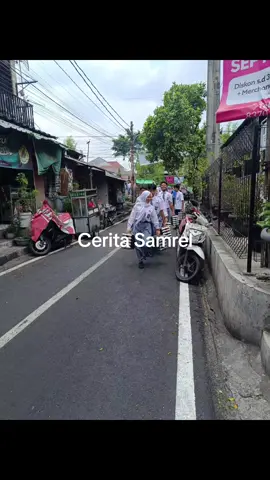 Hari ini  distribusi MBG nyebrang rel berhubung di ujung jalan H, ada yang kedukaan sehingga mobil MBG tidak bisa lewat. Dengan semangat 45 anak anak samrel mengangkat tray yang kadang kadang harus menunggu kreta lewat dulu. Itulah cerita samrel hari ini.  Mana cerita mu.  #MBG #samrel37 