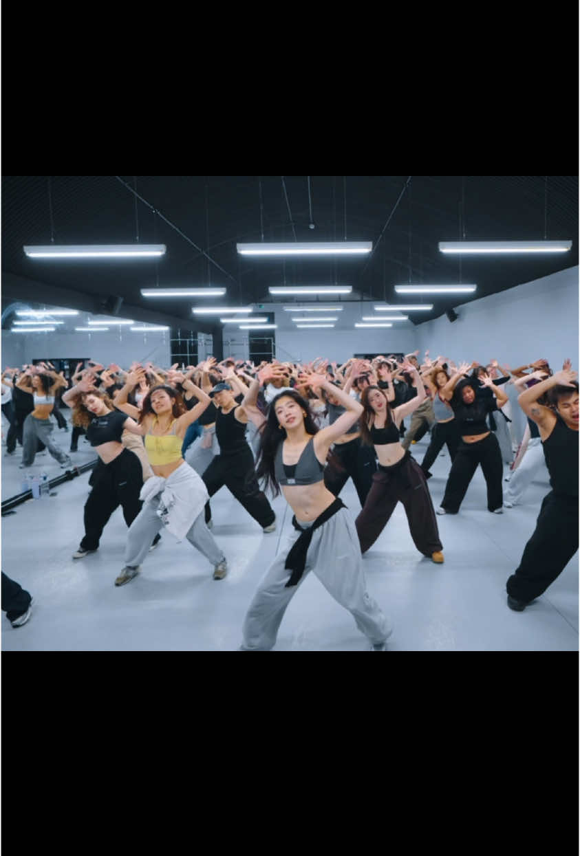 high school round two with lovely ppl✨💓 @Ventures Studio London #laylachoreography #highschool #nickiminaj #jazzfunk #dancechoreography #londondance #asian #asiangirl #londondanceclass 