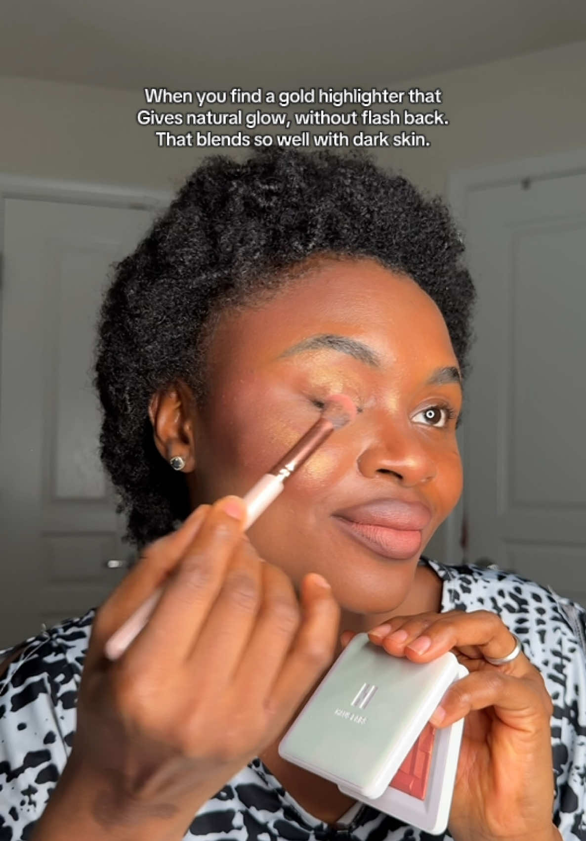 This is simply Bioradiant Highlighter That can highlight your face so nicely and easy. Love the gold under tone. @Haus Labs  #bioradiantgelpowderhighlighter #goldhighlights #naturalhighlights #hauslabshighlighter #aishaskns 