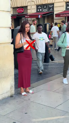 Expérience sociale se soucier du bien-être des autres dans la rue #experiance #social #pourtoi #videoviral #gentillesse 
