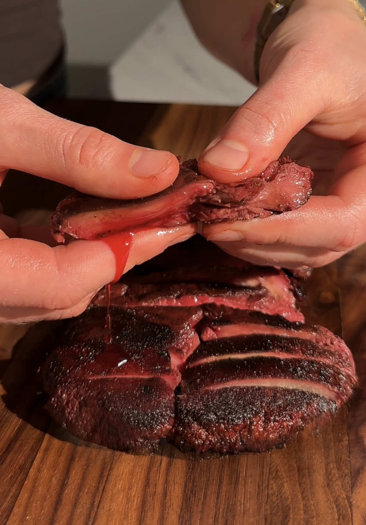 tell me again how vegans don’t eat steak😏🥩 this lion’s mane bleeds, sears, and slices like the real thing - but it’s 100% mushroom. full recipe here (in bio): https://provecho.co/platform/recipe/GnBZDbVPi9rpT6hYP2Ss . . . . #steak #vegan #juicy #veganmeat #lionsmane 