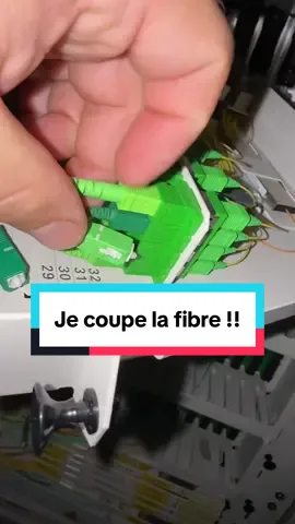 La vie d’un Technicien, que le point de vue utilisation est dans un local dans un immeuble fermé à clé, c’est l’abonné de prendre contact au concierge ou au syndic pour avoir les clés ou que le local soit ouvert. Sinon vous devez reprendre rendez-vous. #fibre #fibreoptique #bricolage #