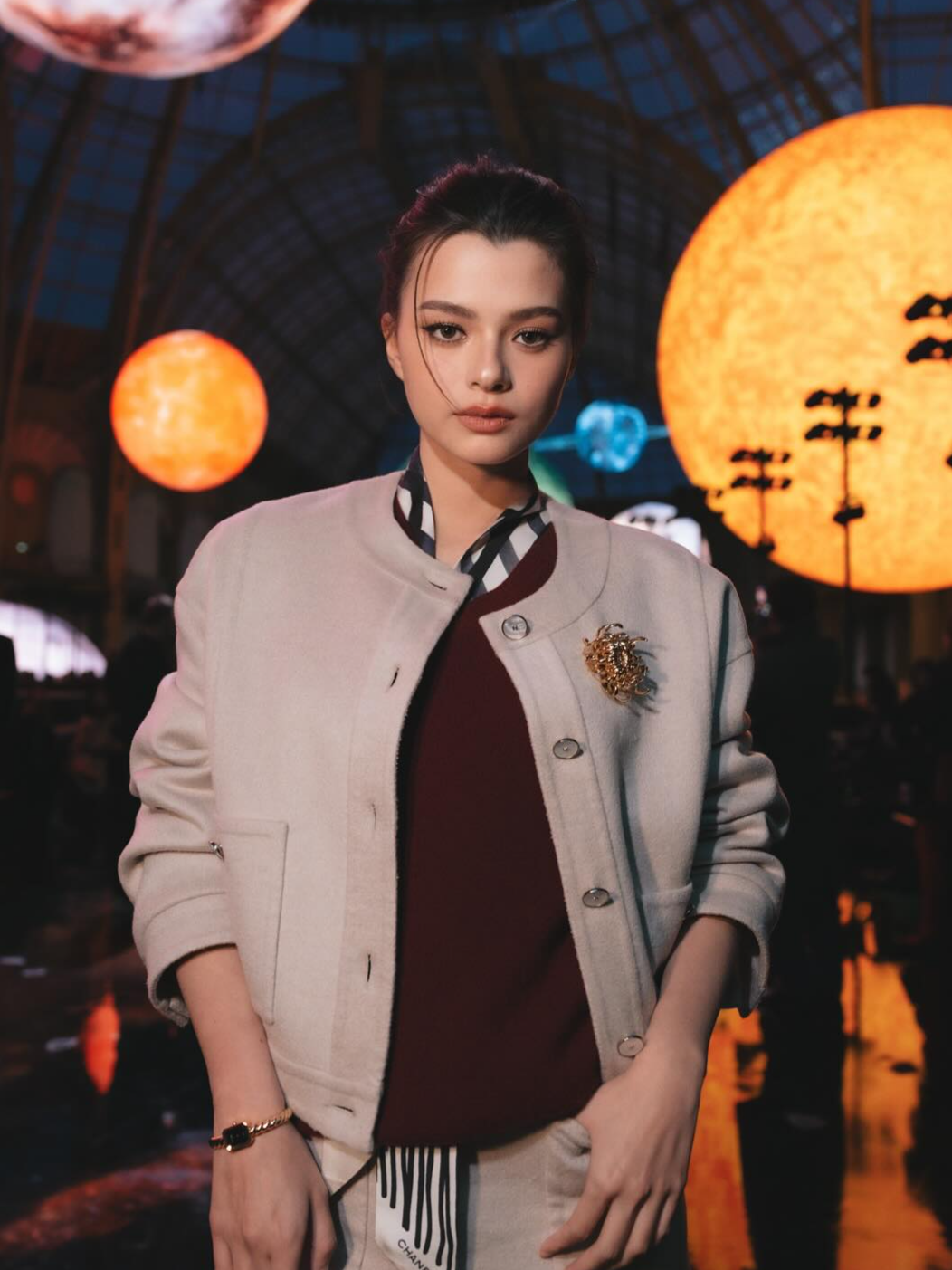 Icône montante venue de Thaïlande, Becky Armstrong s’impose comme l’une des figures les plus en vogue de sa génération. Actrice, chanteuse et référence mode, elle séduit par son talent et son charisme singulier. Ambassadrice Chanel et L’Oréal, la pop star thaïlandaise incarne une nouvelle ère d’élégance. #onregardequoi #fashiontok #chanel #beckyarmstrong