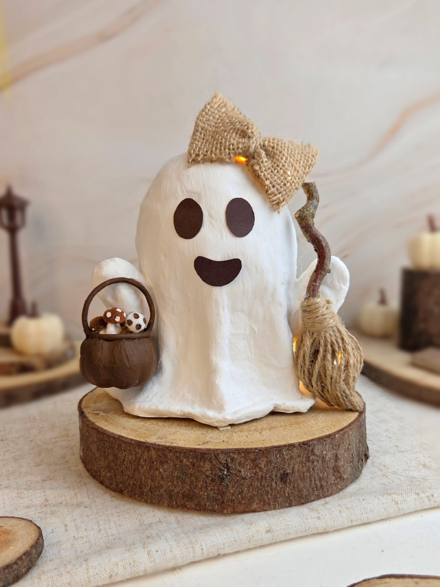 DIY Gespenst basteln 🍂☺️🌙 Halloweendeko aus Klopapier und einem Ballon einfach selber machen. In der Abenddämmerung fängt der kleine Geist an zu leuchten und bringt eine gemütliche Stimmung in unser Zuhause.☺️ #halloween #DIY #deko #halloweencrafts #geist #basteln #herbst #halloweendeko