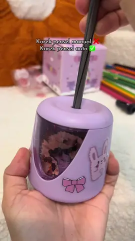 Korek manual sampai berpeluh2? Come onnn ni ada electric sharpener hah. Mudah! #sharpener #sharpenerautomatic #electricsharpener #pengorekpensel #sharpenerelectric 