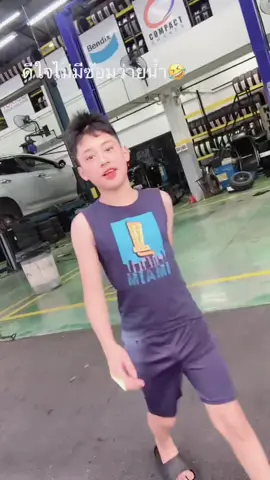 repairing the car with my mother #babythailand 
