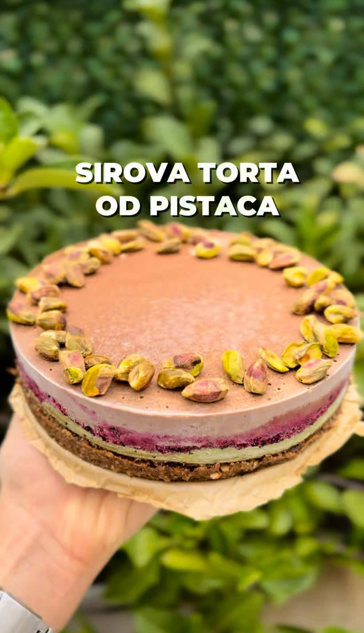SIROVA TORTA OD PISTAĆA🙈😍 🧑🏽‍🍳Recept: 🌰Kora: •200g urmi •200g pečenog lešnika 💚Drugi sloj: •200 g krema od pistaća 🫐Treći sloj: •200 g šumskog voća  •1–2 kašike agave sirupa Sve izmiksati i preliti preko pistać sloja 🍫Četvrti sloj: •400ml kokosovog mleka iz konzerve •200g pečenog indijskog oraha •3 kašike kakaa •3 kašike meda ili agave Sve blendati dok ne bude potpuno kremasto, pa preliti kao završni sloj. Ostaviti u zamrzivaču minimum 4h da se stegne. #veganrecipe #rawcake #sirovikolaci #vegan #rawfood 