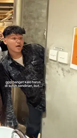 bukan aku yg berat, tapi bangku nya insecure di dudukin aku #sad #insecure #becandadoang 