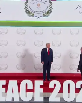 Cumhurbaşkanı Recep Tayyip Erdoğan, Mısır'da düzenlenen Şarm el -Şeyh Barış Zirvesi'ne katıldı. Cumhurbaşkanı Erdoğan, ABD Başkanı Donald Trump ile el sıkıştığı, iki liderin fotoğraf çektirdiği ve kısa bir sohbet gerçekleştirdiği görülüyor. #receptayyiperdoğan #erdoğan #rte 