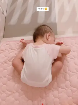 私にはできない体の柔らかさ😳 #三つ子 #1歳7ヶ月 #体柔らかい 