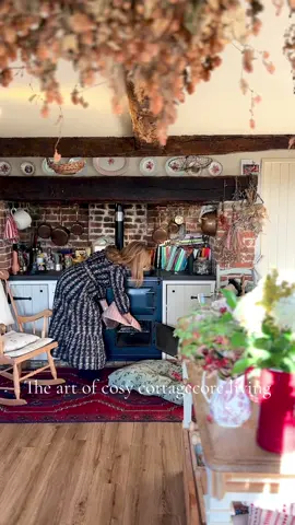 The art of cosy living. Tea, books, flowers, cake, roaring fires, candles, books, tea, walks in the countryside, books, tea, autumn leaves, sunsets and books. A simple recipe for Autumn happiness. I can just about manage most of these with my ailing frame (I do still feel super poorly and yet my frame doesn’t look ailing, it seems to be more ‘she really needs to stop putting apples into cakes’, it’s quite hard to be a feeble romantic heroine when one is carrying rather a lot of Autumn produce on the hips and stomach). Happy more cake for the plumply poorly patient Monday! X #mondaymoods #cosydays #autumncosy #cozyhomedecor #cozyhomes 