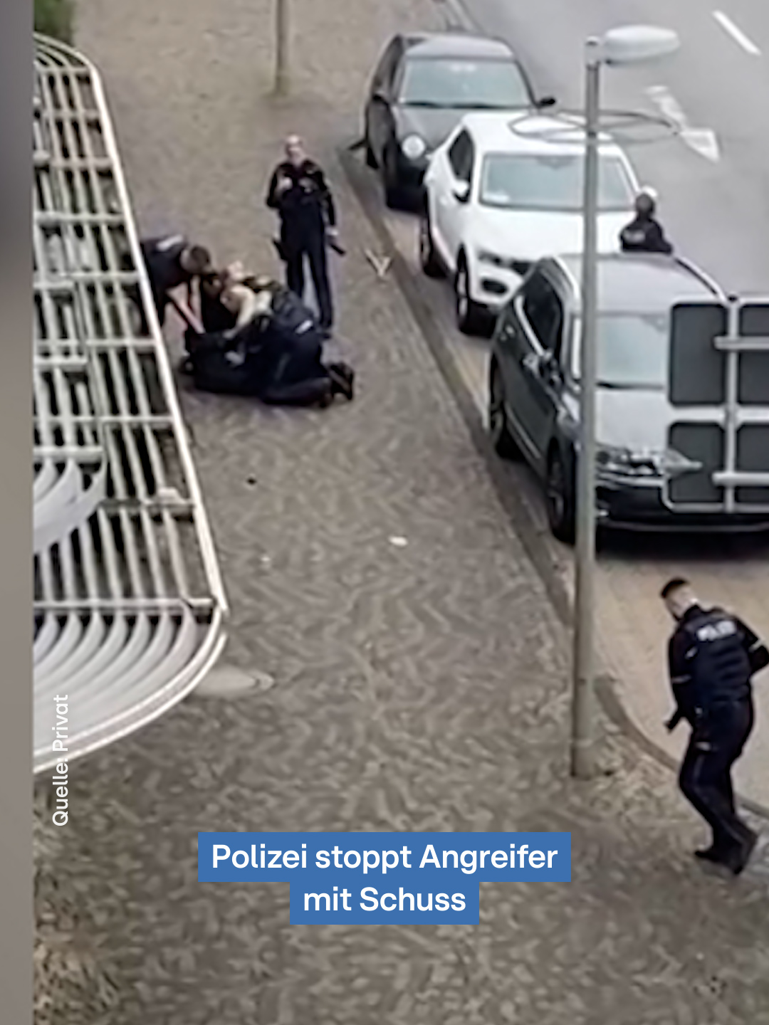 Polizeieinsatz am Samstagmittag (11.10.) in Arnsberg (Hochsauerlandkreis): Ein 40-jähriger Mann randalierte mit einer rund 1,5 Meter langen Eisenstange. Drei Streifenwagen wurden dabei demoliert, außerdem ging die Fensterscheibe einer Bankfiliale kaputt. Ob der 40-jährige Täter schuldfähig ist, wird derzeit geprüft. Nach ersten Erkenntnissen befand er sich offenbar in einem emotionalen Ausnahmezustand.