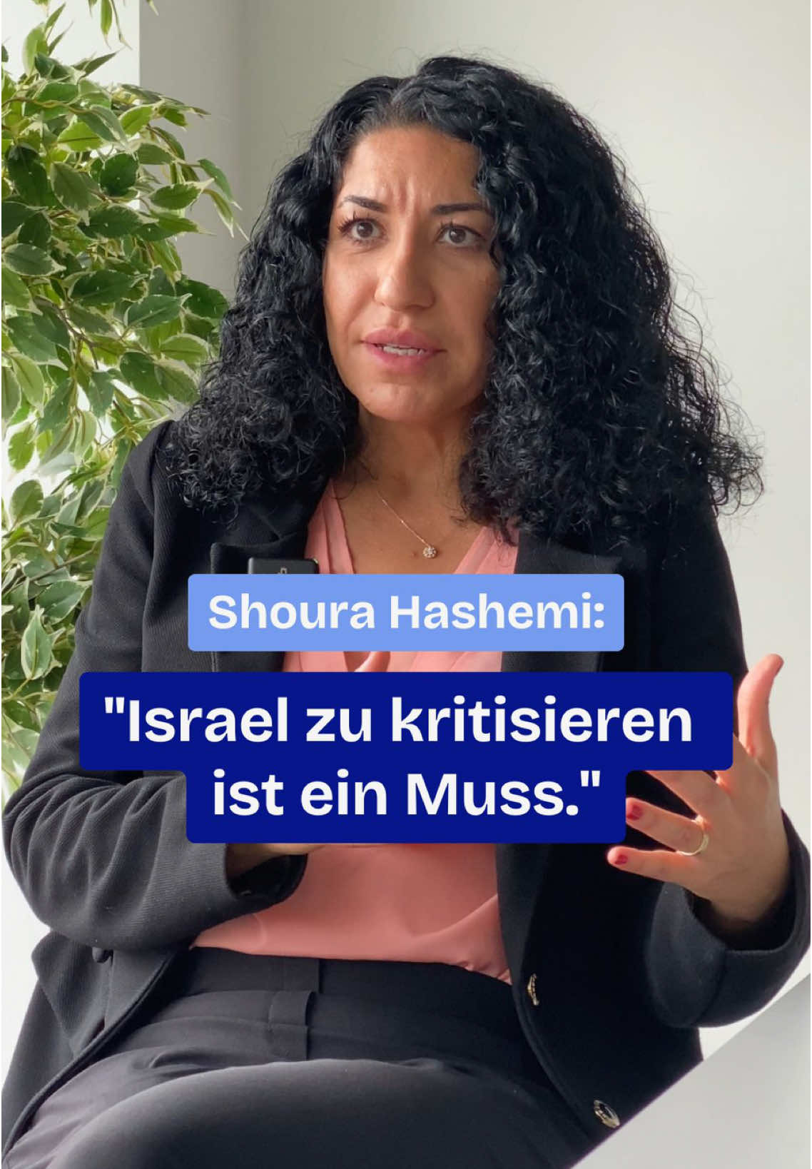 Wir haben vergangene Woche mit Shoura Hashemi über Gaza und österreichische Mitverantwortung gesprochen. Das Gespräch fand noch vor dem Beschluss zum Waffenstillstand statt. Beitrag: Umuş Gül Unabhängiger Journalismus wird in den nächsten Jahren noch wichtiger werden. Damit wir unsere Zukunft langfristig sichern können, brauchen wir Abos. Wenn ihr ein Steady-Abo abschließt, bekommt ihr exklusive Inhalte und unterstützt unsere junge Redaktion. Link in Bio 💕