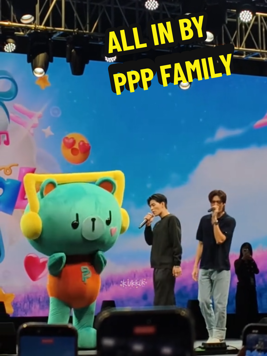 คุ้มแล้ววันนี้ได้ฟังพุร้องเพลง all in ให้เพิ่มพูนเต้น มีท่านปอนด์คอรัสให้อีก ครอบครัว PPP เก่งที่สุดเลย  PPP FAMILY AT FANIVAL #GMMTVFANIVALxPondPhuwin  #ppnaravit #phuwintang #permpoon #pondphuwin 
