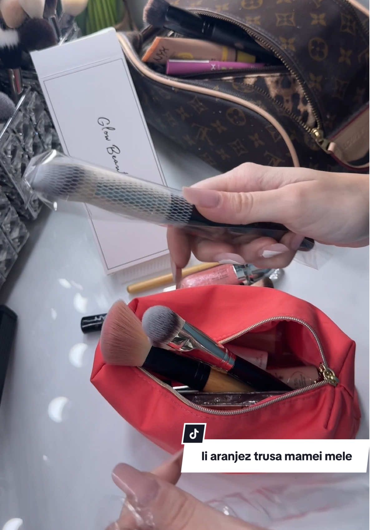 Ador sa ma uit prin machiajele altor persoane 🤣 este un hobby de al meu 💕 Chiar daca ii mai dadusem machiaje nu mai tineam minte ce are in trusa, plus ca avea nevoie si de o curatenie 😅 pensulele @Ioana Cristea Makeup Trainer Glow beauty tools✨  Haideti si pe insta :@alexandraprodann ✨ #machiaj #machiajbucuresti #machiaje #trusademachiaj #mama 