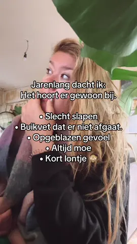 DIT IS WAT IK LEERDE ✨ Wij vrouwen… we zorgen voor iedereen. We blijven maar doorgaan. Ondertussen negeren we de signalen van ons eigen lijf. 😔 💤 Slecht slapen 🫣 Buikvet dat er niet afgaat 😵 Opgeblazen gevoel 🥱 Altijd moe 🤬 Kort lontje 🙈 We denken dat dit ‘normaal’ is. Dat het er nou eenmaal bij hoort. Maar de waarheid is 👉 onze hormonen zijn vaak uit balans 👉 en ons stresshormoon (cortisol) draait overuren 👉 waardoor je lijf letterlijk op de rem staat en niets meer loslaat. Wat je nodig hebt? ✨ Geen nóg strenger dieet ✨ Geen keiharde discipline ✨ Maar ondersteuning voor je hormonen. En een manier om je cortisol te verlagen zodat je lichaam zich weer veilig voelt. Dat is precies waar ik vrouwen mee help. Omdat ik weet hoe het voelt om jezelf kwijt te raken — en hoe het voelt om jezelf weer terug te vinden. Ben jij er klaar voor om niet alleen voor anderen, maar óók voor jezelf te zorgen? Reageer met LOVE, dan stuur ik je met liefde de info die voor mij alles veranderde 🤍 ✅ VOLG mij zodat ik je het berichtje kan sturen ✨.  #gewichtsverlies #zorgen #hoofdpijn #stress 