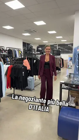 ✨ Eleganza, carattere e stile inconfondibile ✨ La negoziante più bella d’Italia presenta i nuovi tailleurs New Collection 💼 Tagli moderni, colori intensi e vestibilità perfetta — per chi ama distinguersi, sempre con prezzi speciali Crisma ❤️‍🔥 📍Vieni a scoprire tutti i modelli in store #CrismaFashionBrands #NewCollection #Tailleurs #StileCrisma #PrezziSpeciali   