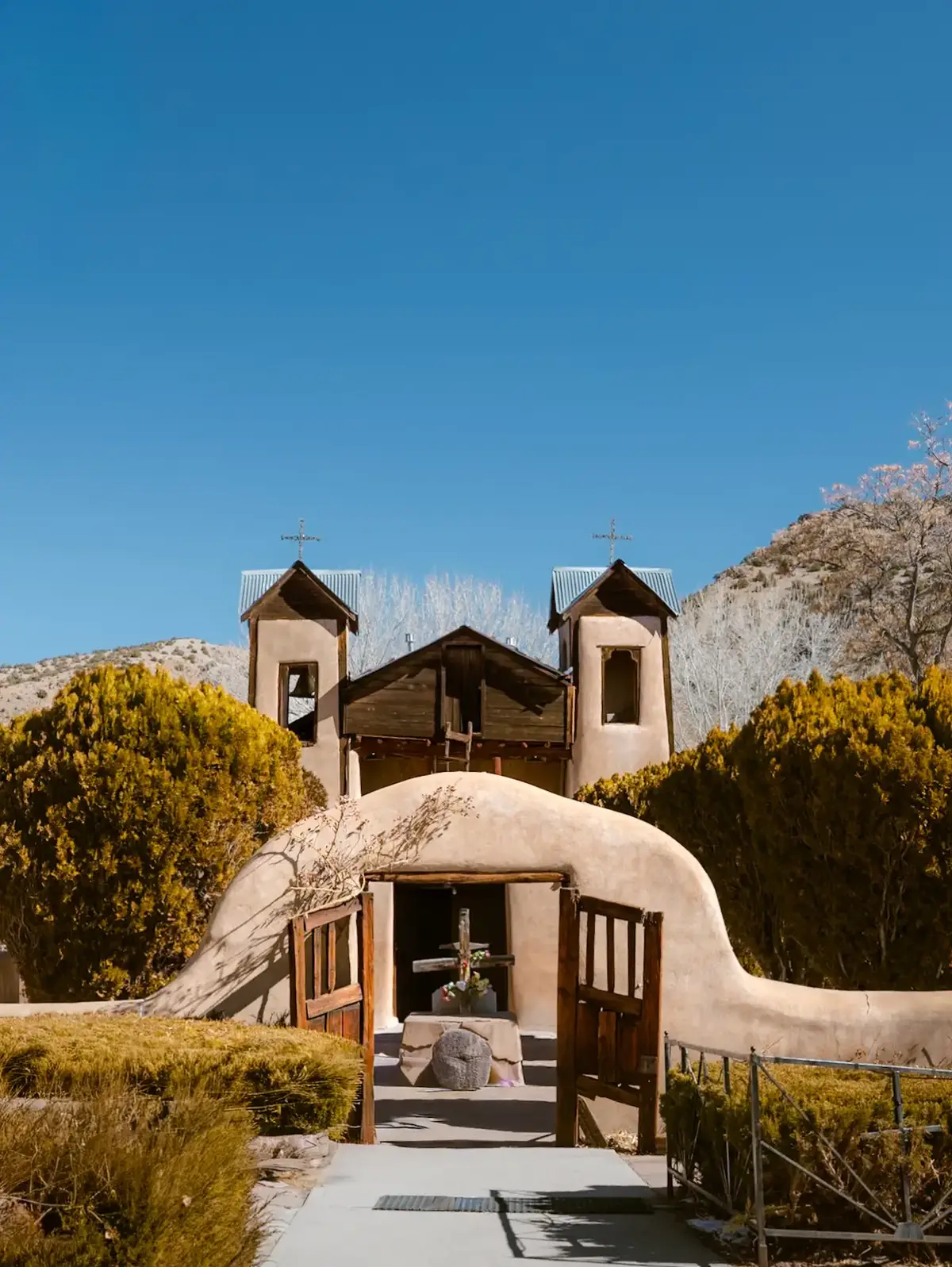 Santuario De Chimayo 🕍 This hidden gem in New Mexico has been a sacred site for centuries, drawing pilgrims seeking solace and healing. Experiencing its beauty firsthand was truly moving. Have you ever been? #santuariodechimayo #newmexicotravel #travelphotographers 
