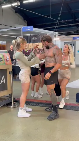 Quand tu fais le salon du fitness avec ta femme… Bref, je me suis fait démonter 😅😂 #Fitness #fitgirl #fitcouple #couple #jealous 
