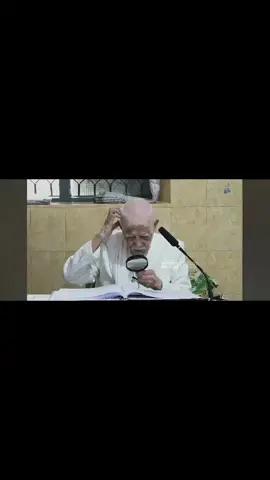 masyaAllah semoga tansah pinaringan sehat kyaiku  Mbah yai : loh, wes dhuhur? MasyaAllah kyai beliau memulai ngaji dari jam 7 pagi sampai jam 12 siang saking khusyu dan ni'matnya beliau membaca kitab , waktu yang lama bagi beliau terasa sebentar... astaghfirullah kok bisa siaran tv trans 7 & Indihome tv bicara yang nggak2 kepada beliau astaghfirullah  @pondoklirboyo_ @lirboyo.17tegal @gazalirboyo @himasal.bangkalan @TVNU OFFICIAL #nahdlatululama #indonesia #kyainu #lirboyo 