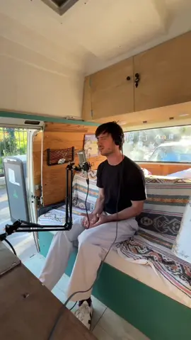 OPEN MIC à Paris 🎙️ On a posé notre van Serge devant le parc des Buttes Chaumont à Paris et on attendu que des artistes viennent chanter🎙️ @Félix Radu passait par là et nous a demandé si il pouvait nous chanter un morceau qu’il a composé.  On a pris une claque 💛😮 #artiste #openmic #van