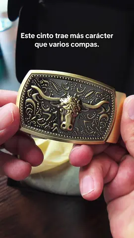 Cinturón vaquero automático BELTROAD con hebilla western y sistema sin agujeros. Diseño grabado, duradero y con ajuste moderno. Perfecto para jeans o atuendo cowboy. #cinturonvaquero #modaparahombre #estilowestern #accesoriosdemoda #cintovaquero 