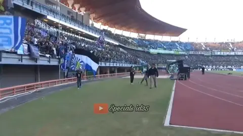 Merinding dan air mata mengalir sumpah merinding banget dengan momen ini  Ketika tim kebanggaan kami kalah dulur dulur viking yang meraih kemenangan.viking menghibur Bonek menyanyikan lagu persebaya emosi jiwaku dan song For Pride Persebaya 🥹😭#bonekmania #stayinline#bonvik #bonvik #bonekviking  #viking #bobotohpersib  #bobotoh #kabehdulur  #satuhatisatunyaliwani  #seduluransaklawase 
