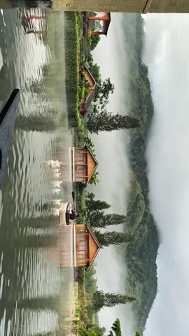 Pagi berkabut di Kalanami Resort ☁️ Menyusuri kolam dalam hening, satu-satu kabut menyapa. Nikmati segarnya Takengon dari atas sampan. 🚣‍♂️  @Kalanami Resort  #KalanamiResort #morningvibes #takengon 