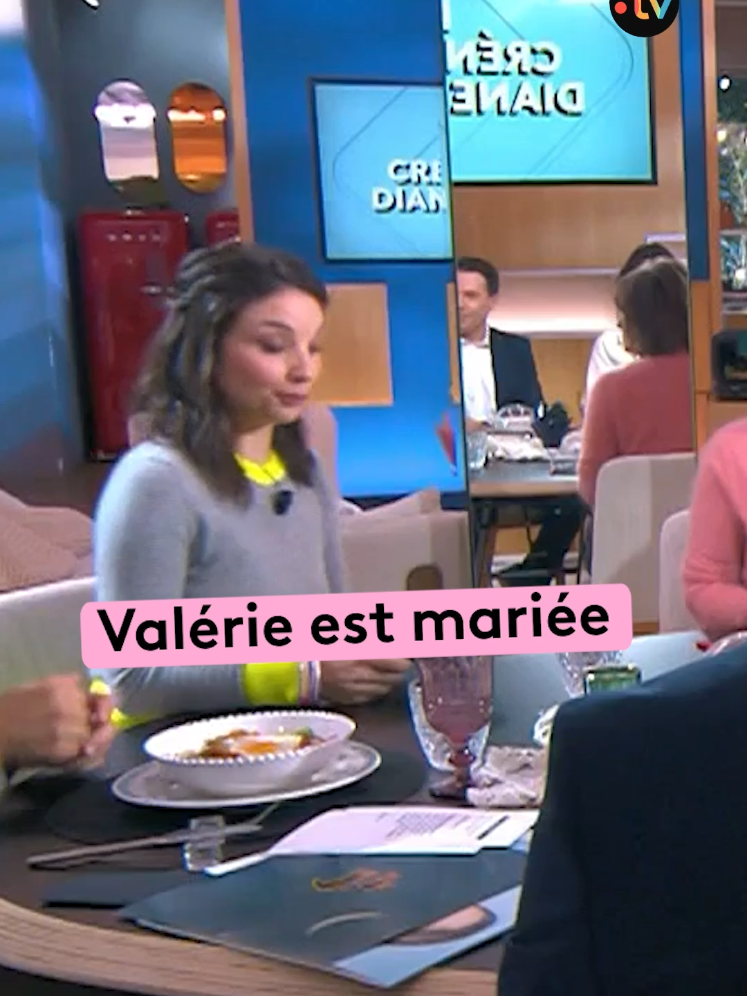 Valérie a 32 enfants. Aucun ne connaît son nom de famille, mais tous garderont un peu d’elle. Un enseignant, ça ne sauve peut-être pas le monde… mais ça peut changer celui de 30 gamins à la fois. Bon courage à eux pour cette dernière semaine, et merci pour tout. 💛 #ecole #prof #dianesegard #humour #pourtoi